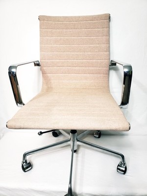 Herman Miller Eames Aluminum Group Management Desk Chair in Beige