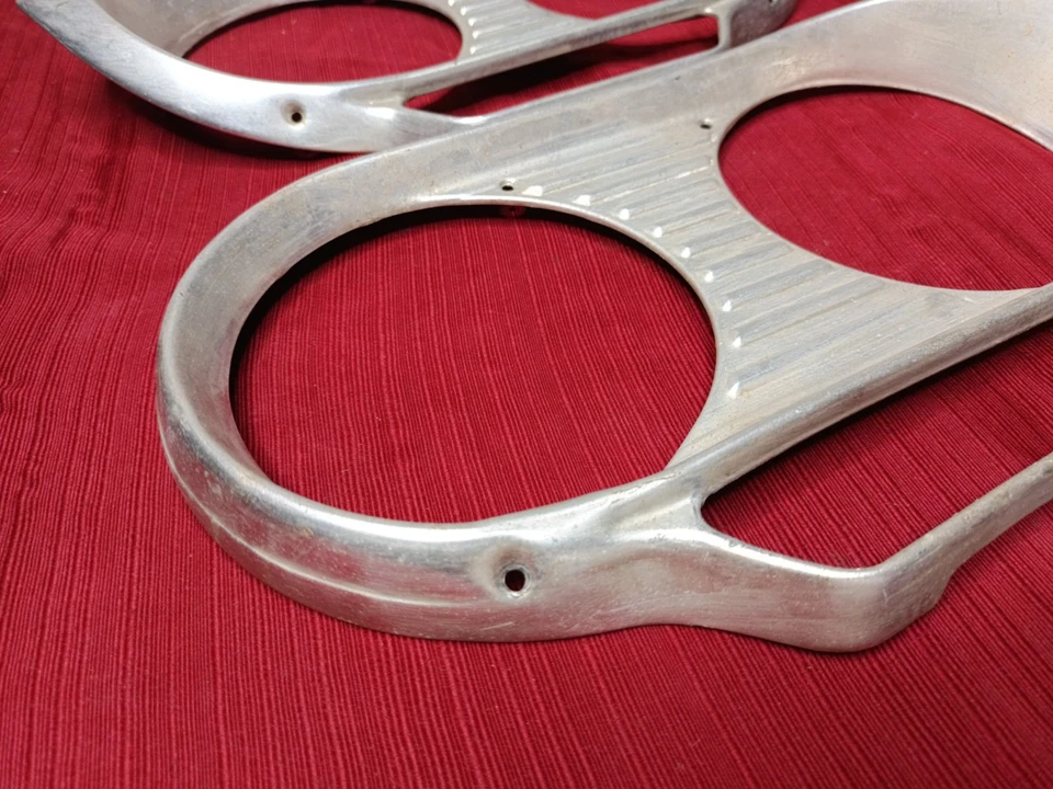 Biseles de faros Chevrolet Corvair 1961-1964 OEM/moldura ESTADO USADO Foto 3 de 4