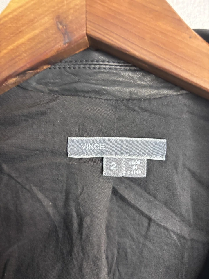 Jaqueta Vince Feminina 2 Blazer de Couro Texturizado Preto Dois Botões Painéis Laterais de Lã - Imagem 4 de 4