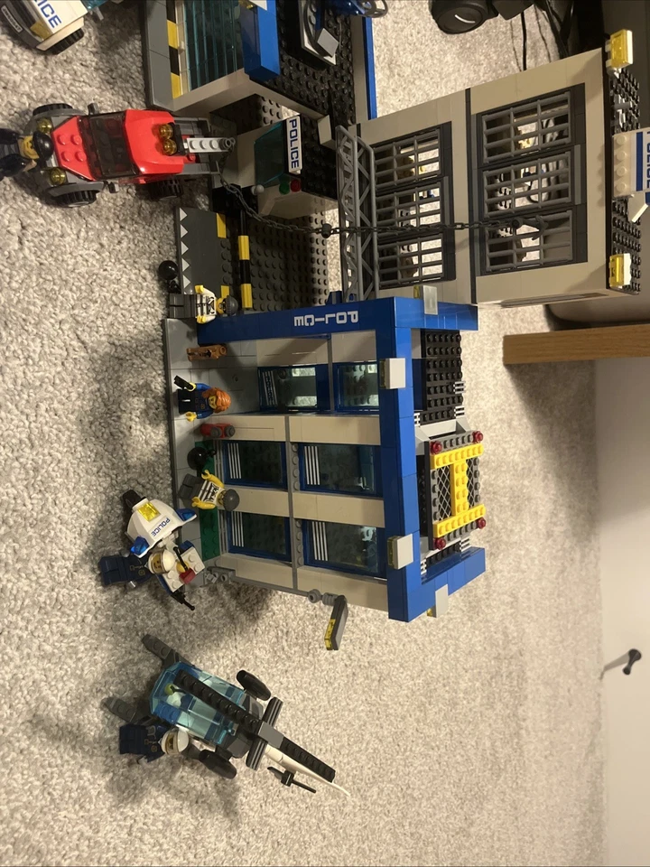 LEGO CITY: Police Station (60047) Complete with Manuals and Minifigures!! - Image 3 of 4
