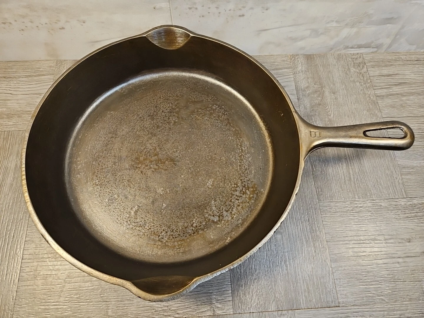 Griswold Small Block Cast Iron Skillet No. 8 704N Sits Flat With No Spin
