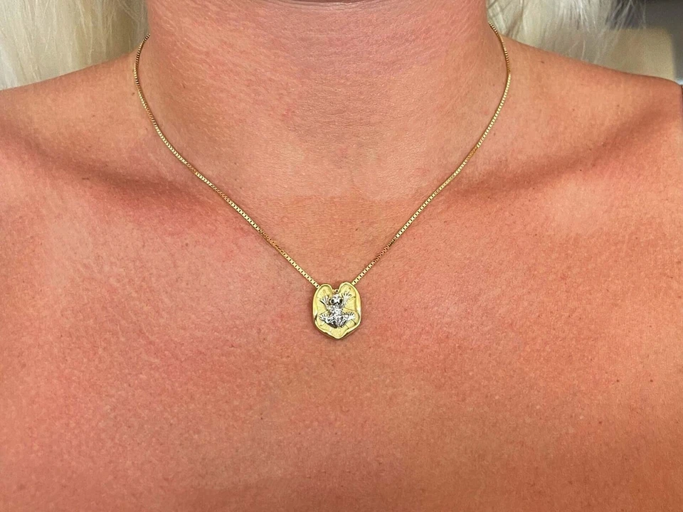 Collar cadena ojos esmeralda y rana circonita cúbica en almohadilla de lirio chapado en oro amarillo de 18 quilates plateado Foto 2 de 4