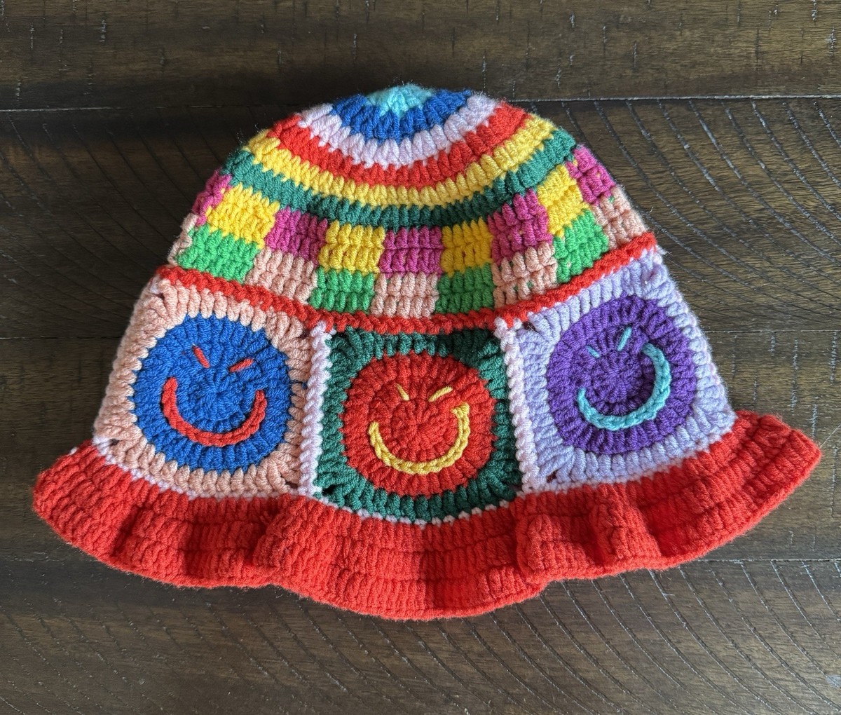 帽子 solsoonerorlater hand-knitted bubkethat Hand-knitted Crochet Bucket Hat “Granny Square” w/ vibrant Smiley