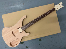 BASSGITARRENKORPUS, ROTES MERANTIHOLZ + 20F AHORNHALS MIT ROSE FB, 34" SCALE,, F6