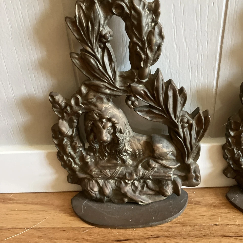 "Par de topes de puerta victorianos de león y corona y corona tono bronce de 16"" de alto". Foto 4 de 4