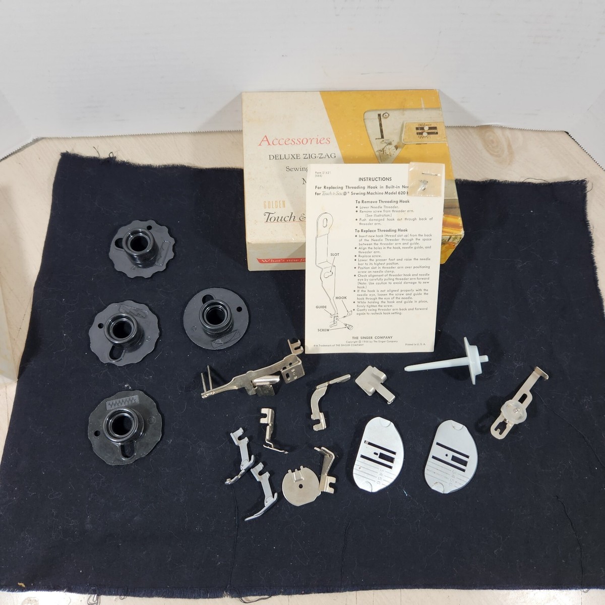 Vintage SINGER Sewing Machine Attachments Part 161818 Model 600