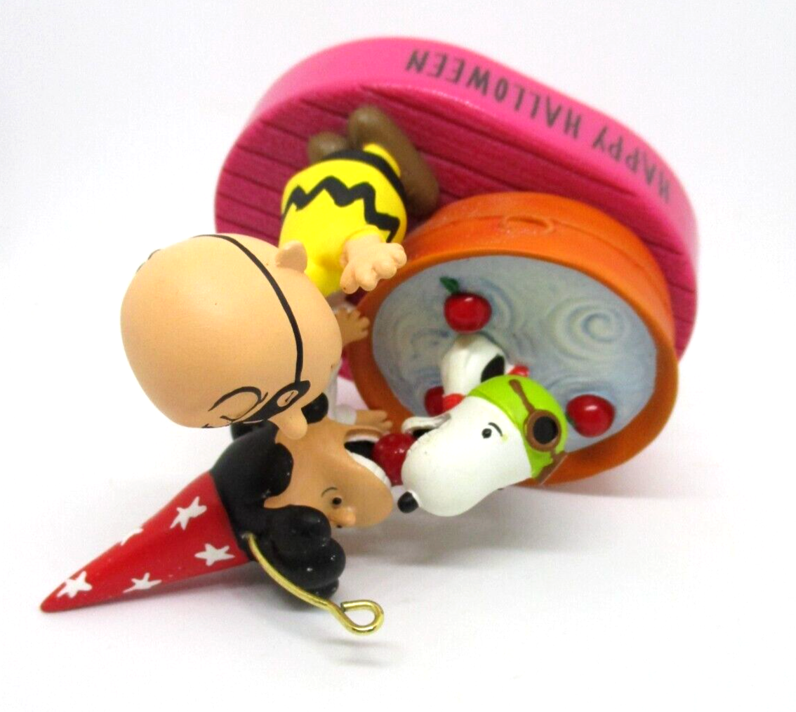 Hallmark Halloween Ornament PEANUTS 2012 BOBBING FOR APPLES TESTED n/bx