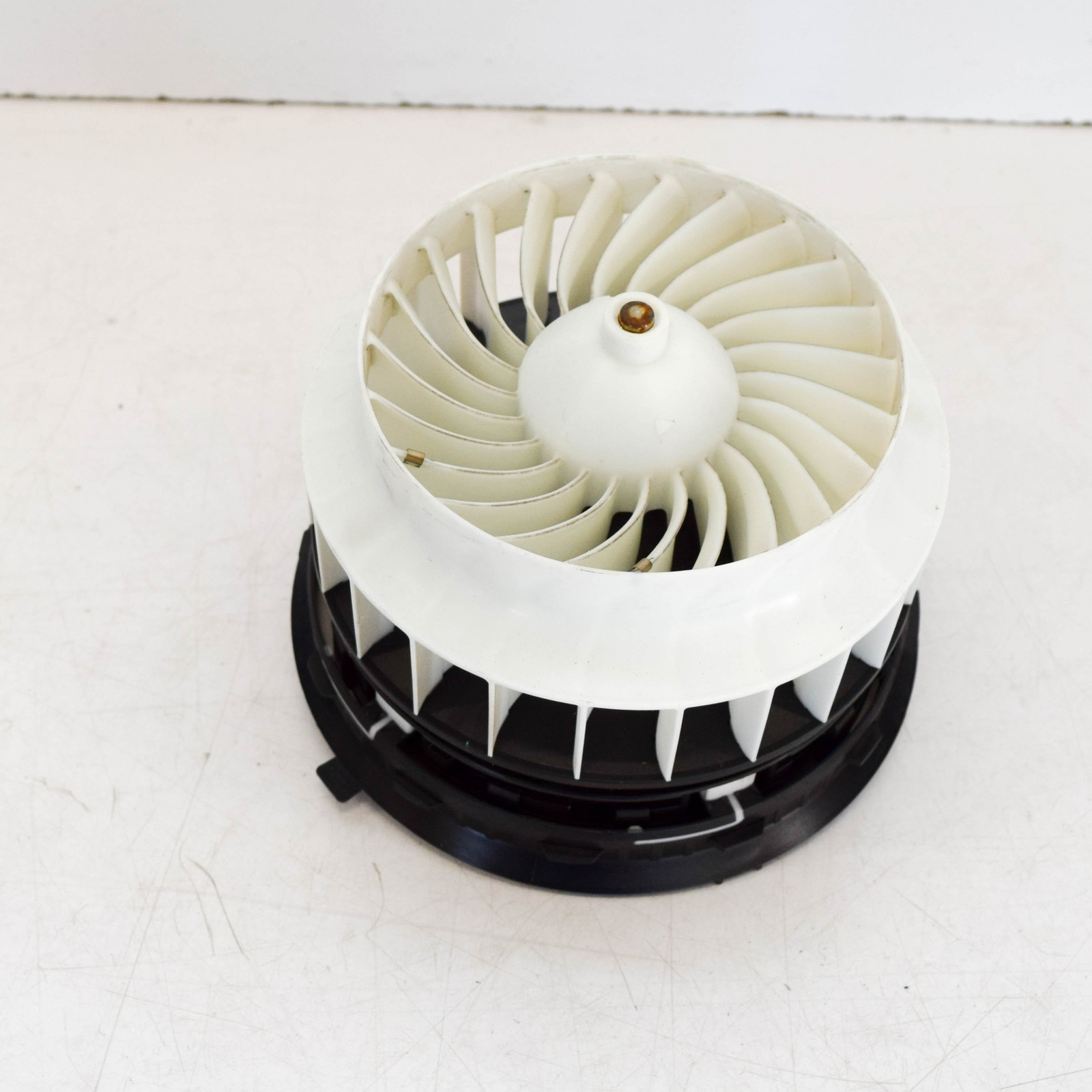 MB C-CLASS W205 2.0i 135Kw Heater Blower Motor F011500133 
