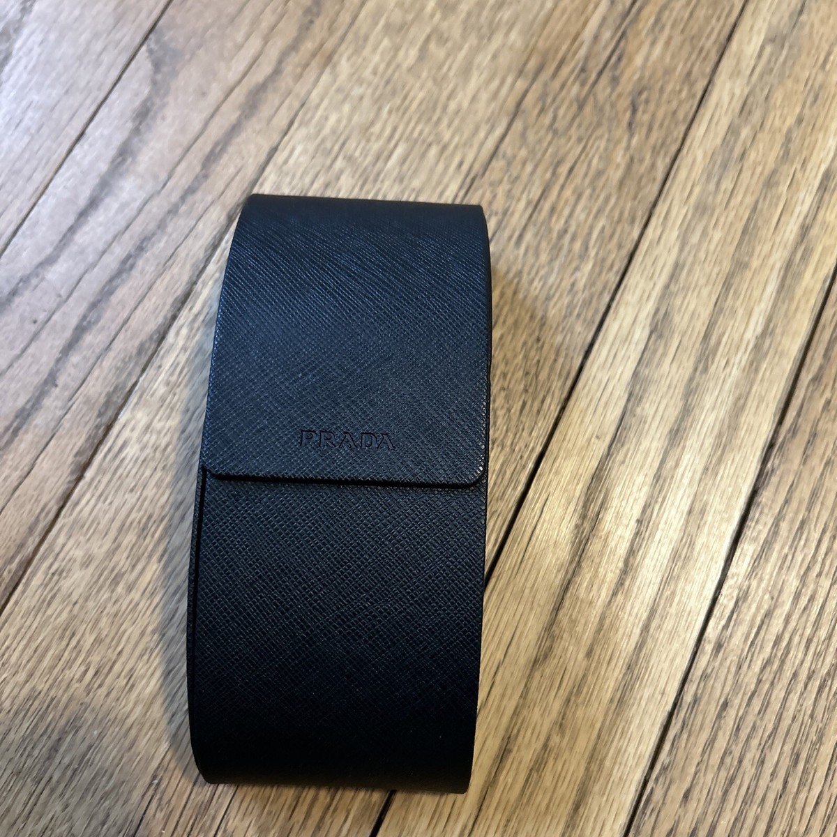 Hard protective sunglasses box case with magnetic closure
