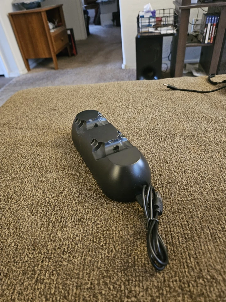 Fosmon C10730 Dual Controller Charger for PS4 DualShock Controllers. - Image 2 of 3