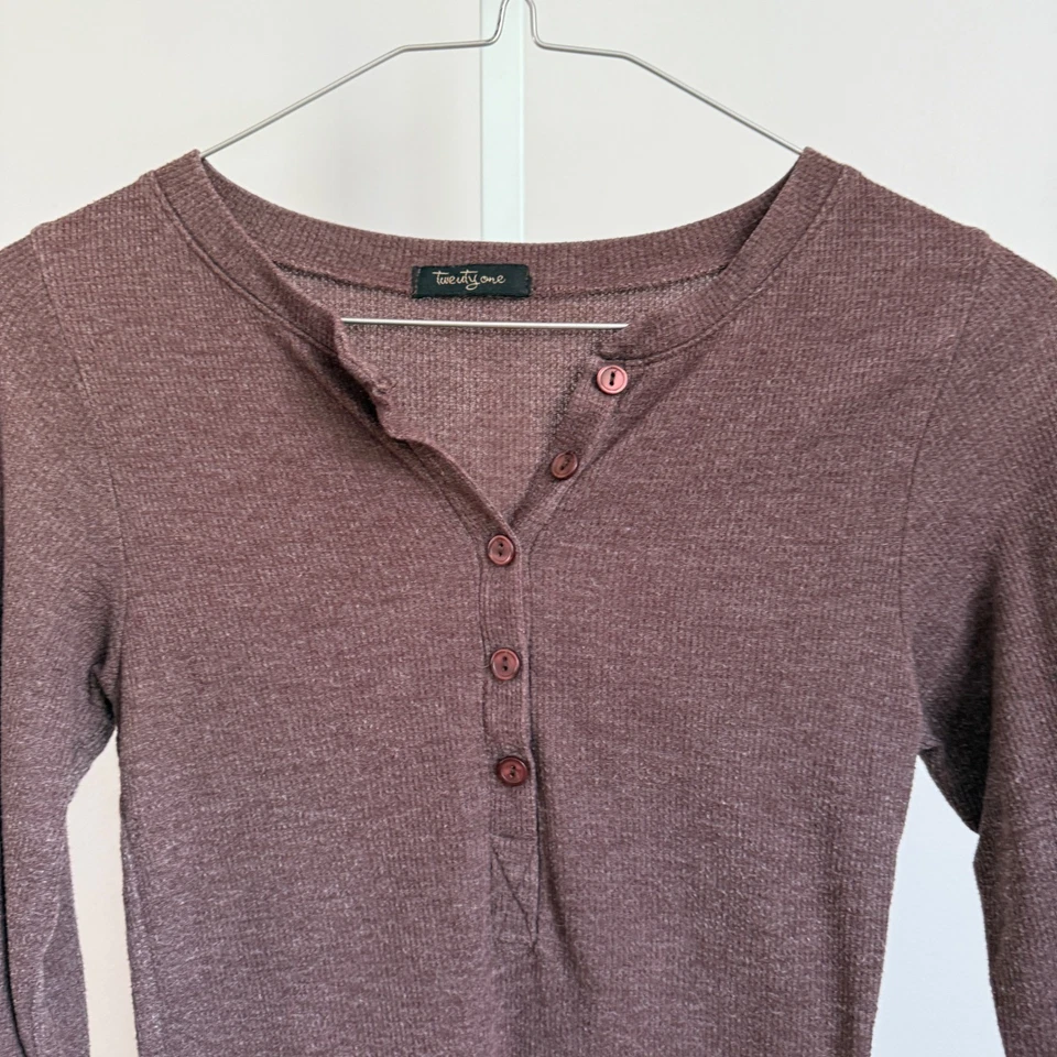 Top Henley Twenty One marrón manga larga tejido acanalado informal talla S Foto 2 de 4
