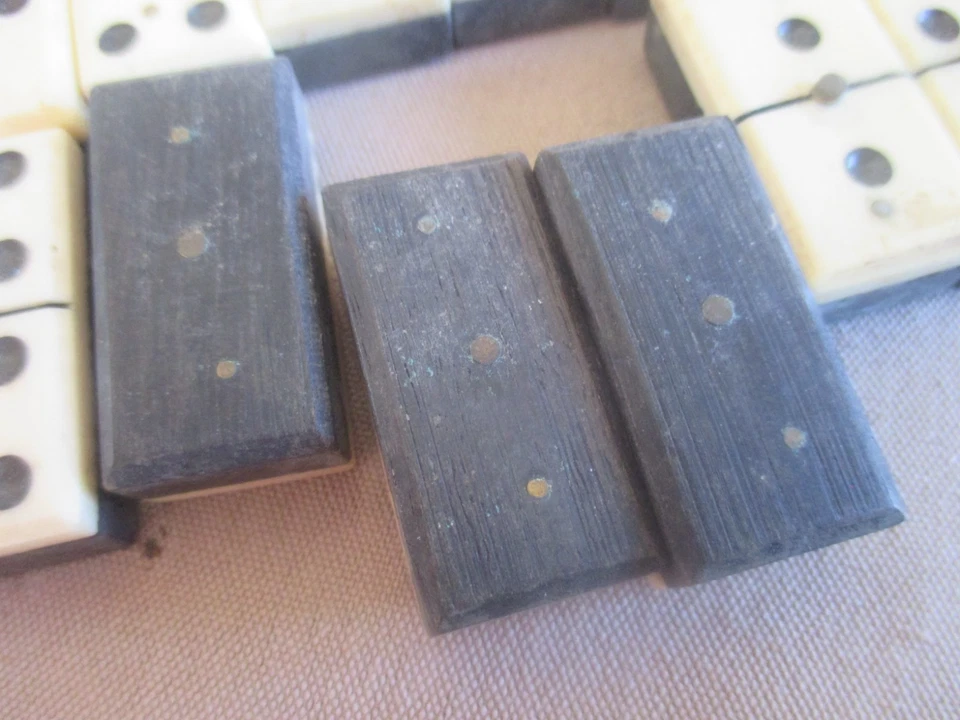 Ancien jeu de DOMINO OS et EBENE - 3 rivets laiton - complet . - Photo 4/4