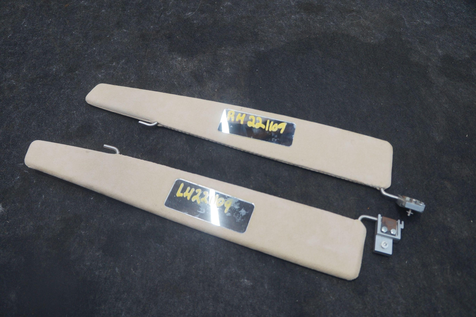 Set 2 Driver Passenger Sun Visor Shade Mirror Aston Martin V8 Vantage 2006