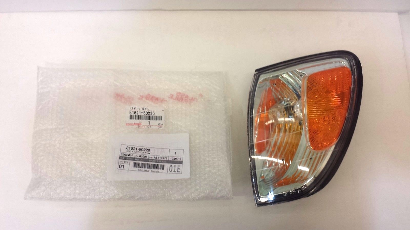 LEXUS OEM FACTORY DRIVERS SIDE CORNER TURN SIGNAL LAMP HOUSING 2003-2007 LX470