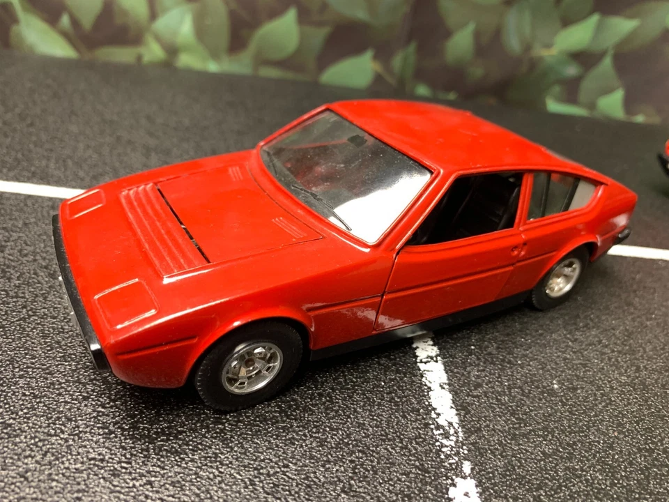 Imperfect 1:24 Diecast Car PAIR BURAGO MATRA SIMCA BAGHEERA Red No Box AS-IS - Image 3 of 4