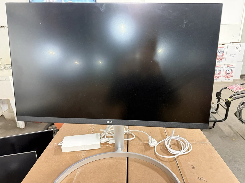 LG Ultrafine 27UN850-W 27'' 4K UHD IPS Monitor TESTED - Image 2 of 4