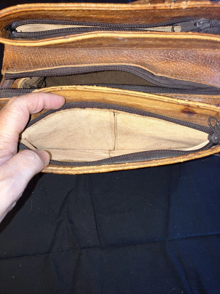 Bolso de Mano Cartera de Cuero Vintage Años 70 Grabado Rosas Multi Bolsillo Hecho en México Foto 3 de 4