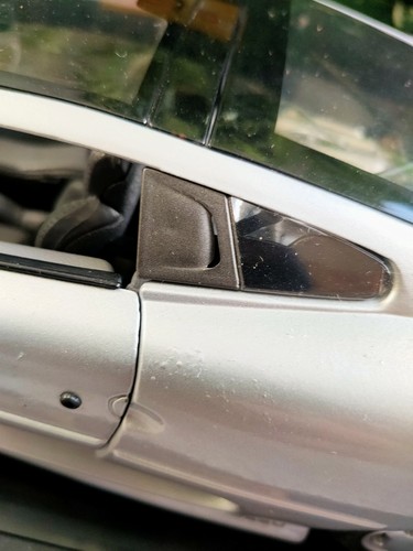 Maisto Diecast Jaguar XJ220 1992 1:12 scale model Silver + Display Stand + Box - Picture 5 of 11