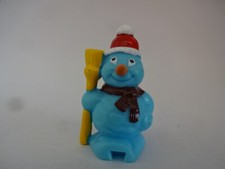 Weihnachts Deko / Hellblauer Schneemann mit gelben Besen