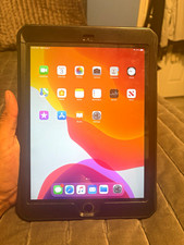 Apple iPad 5th Gen 9.7in 32GB Black Wi-Fi  AT T MP2F2LL/A 