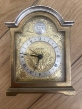 Reloj de viaje Swiza vintage de latón con esfera ornamentada y encanto atemporal.