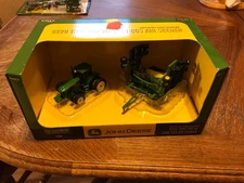 1/64 Ertl John Deere 8220 tractor w/1990 CCS Air Seeder New in Box