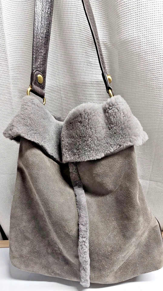 Bolsa balde UGG Australia cinza pele de carneiro camurça couro marrom ombro shearling - Imagem 2 de 4