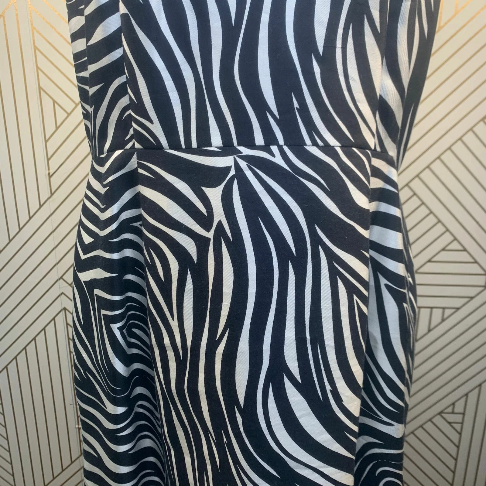Abito Kate Spade Dyan Woodblock Zebra in seta bianco e nero con volant taglia 10