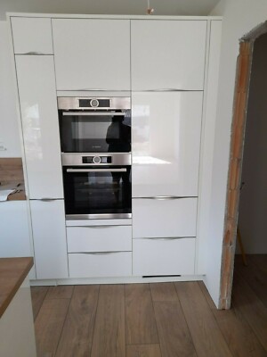 Neue hochwertige Hochglanzküche von Alno mit Geräten