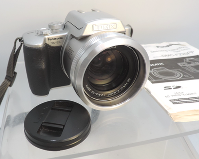 Panasonic Lumix DMC-FZ20 Digital Camera (Silver) with Memory