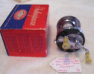 050124 VINTAGE SHAKESPEARE MARHOFF 1964 GE REEL READ TAG EXCELLANT