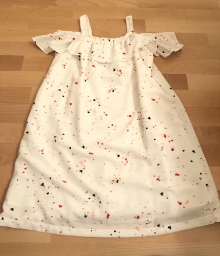 Kleid Größe 140 mit kleinen Herzen, neuwertig