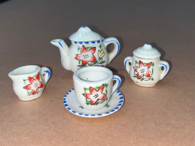 VINTAGE MINIATURE 7 PIECE TEA SET FROM JAPAN TEAPOT, CREAM, SUGAR & CAP