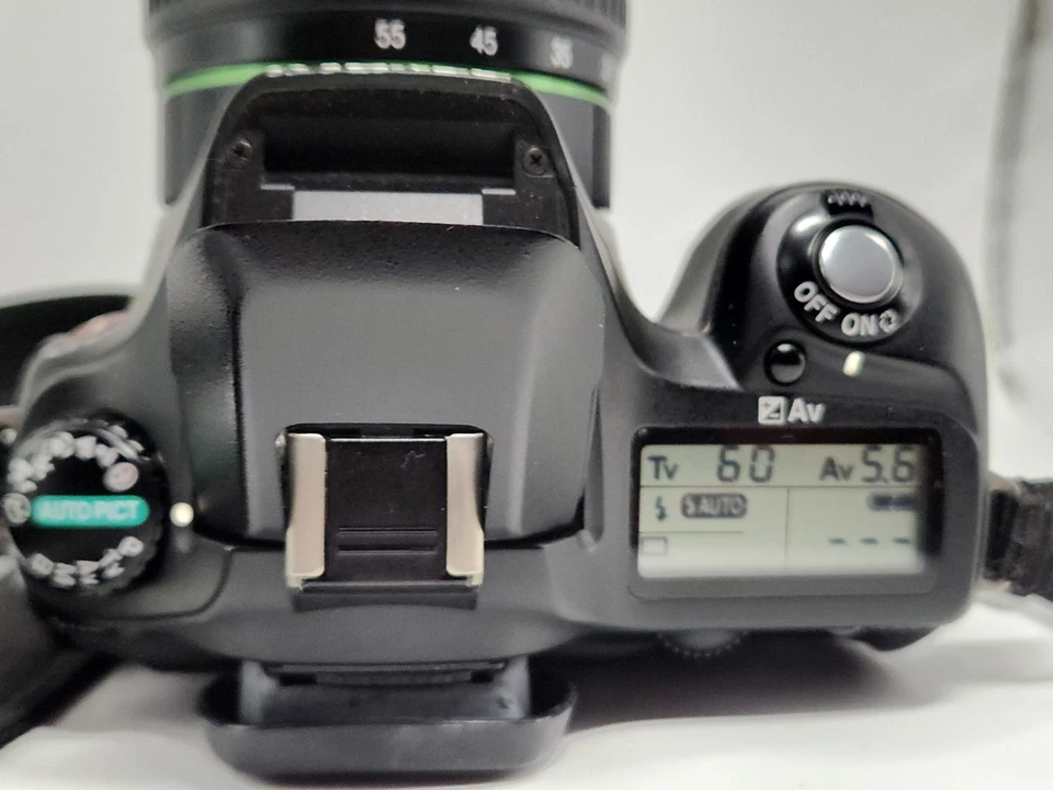 Pentax *ist D L digital camera Kit with Pentax 18-55mm auto-focus zoom lens. - Bild 2 von 4