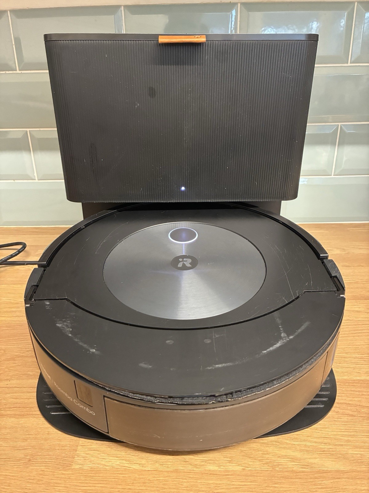 Robot aspirador y fregona iRobot Roomba Combo J7+ con base de carga autovacía