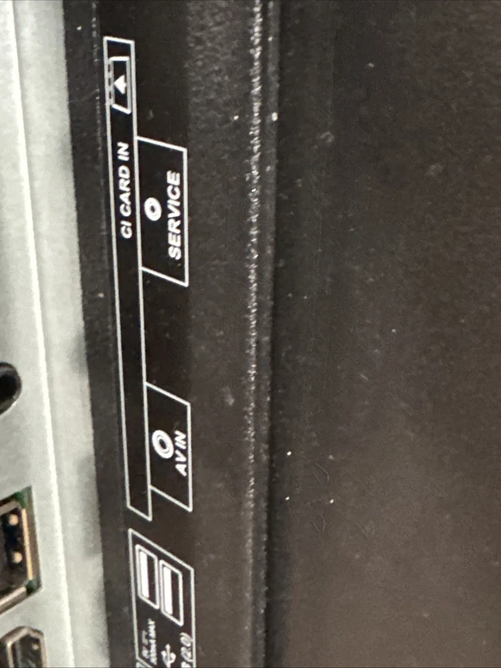 Technika 32G22B-HD 32 Inch LED TV with Freeview HD - Image 4 of 4