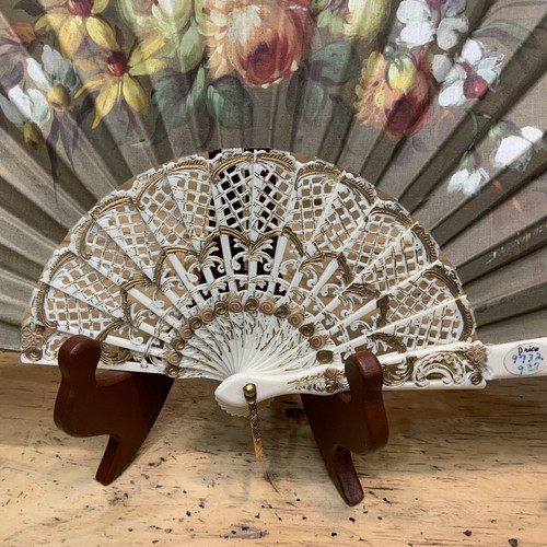 Ventaglio pieghevole vintage Spagna seta tenuto a mano dipinto a mano firmato decorazione celluloide con copertina - Foto 6 di 24