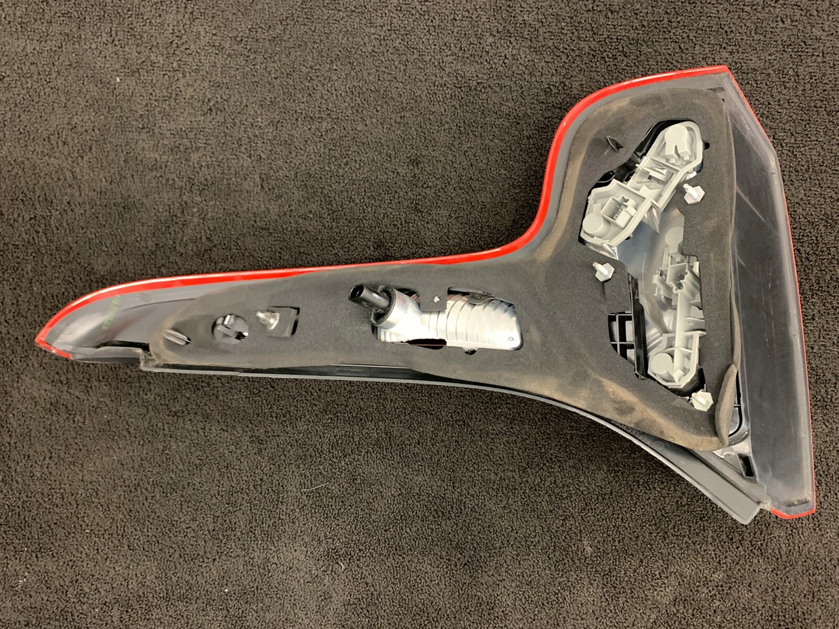 ボルボC30中古左テールランプ31213918 大人の上質 ボルボC30中古左テールランプ31213918 アクセサリー