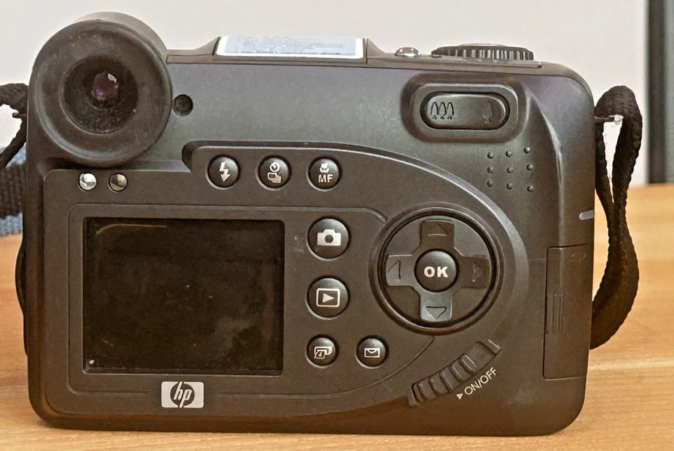 HP Photosmart 945 - 5,3 MP - 56 x total zoom - Auto Fokus - ungetestet - Bild 3 von 4