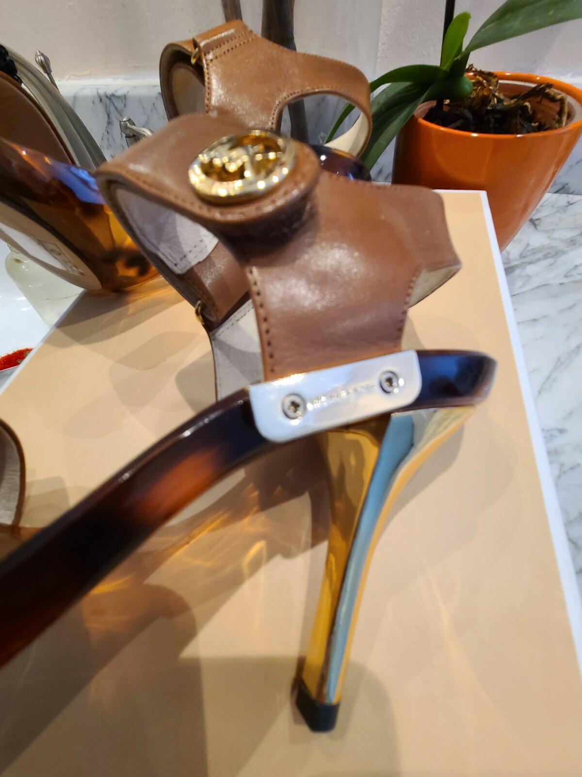 Michael KORS LANI NUDE LUGGAGE MK LOGO LUCITE FOOTBED… - Gem