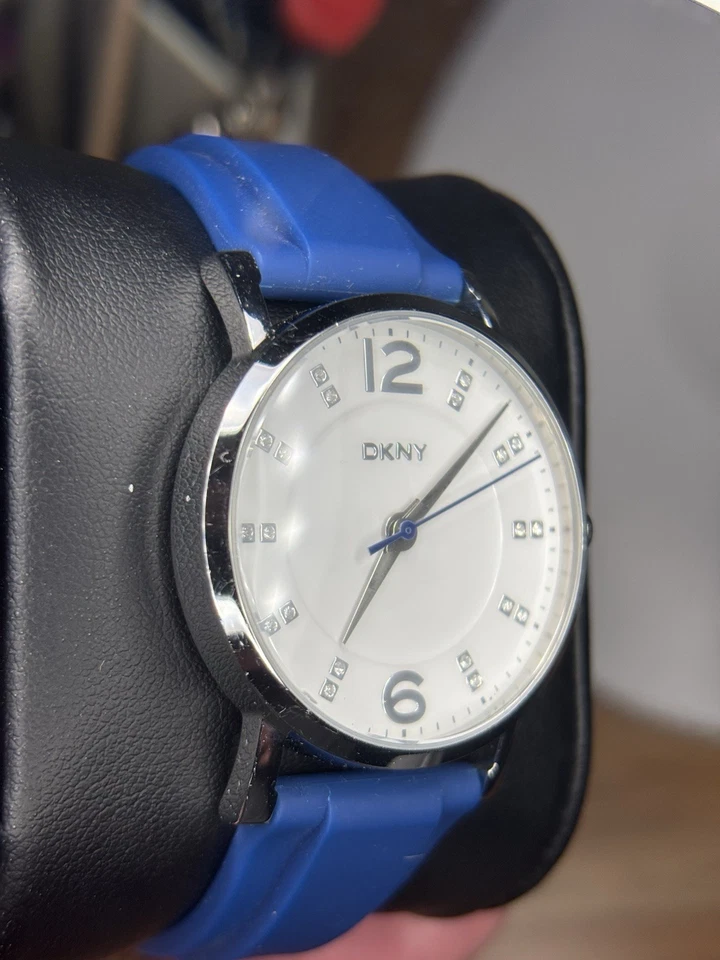 Reloj para mujer DKNY NY-8571 esfera blanca con marcadores de cristal correa de silicona azul Foto 2 de 4