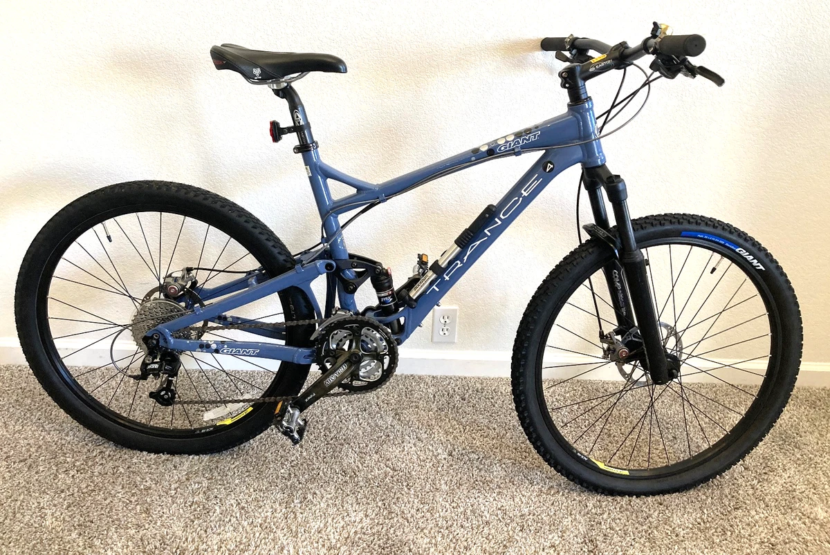 Giant Mountain Bike Full Suspension (Front & Rear) 26 in Bikes for