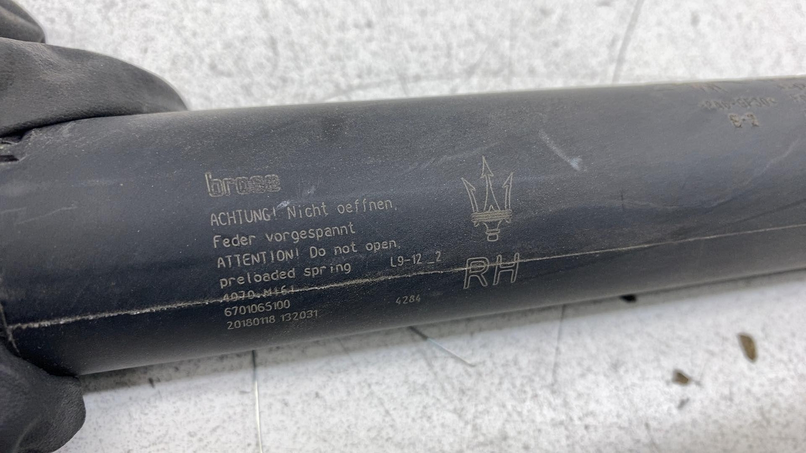 ⭕17-20 Maserati Levante Rear Right Liftgate Power Lift Cylinder Strut 6701065100