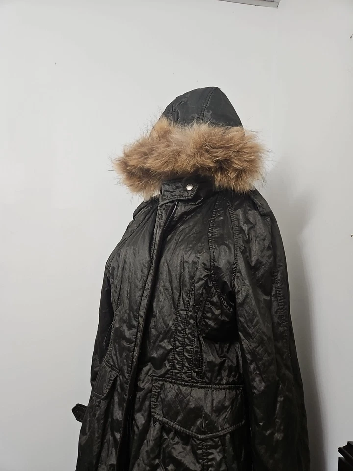 Abrigo de invierno grande con capucha de piel de mapache real algodón/poliéster negro lavandería por diseño Foto 4 de 4