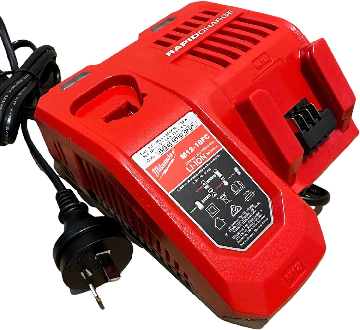 Milwaukee M12-18 FC: Il Caricabatterie Rapido per Professionisti