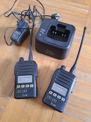 RARE 2 Radios ICOM IC-F61 UHF avec PTI très bon état avec chargeur DP3661e - Photo 1/2