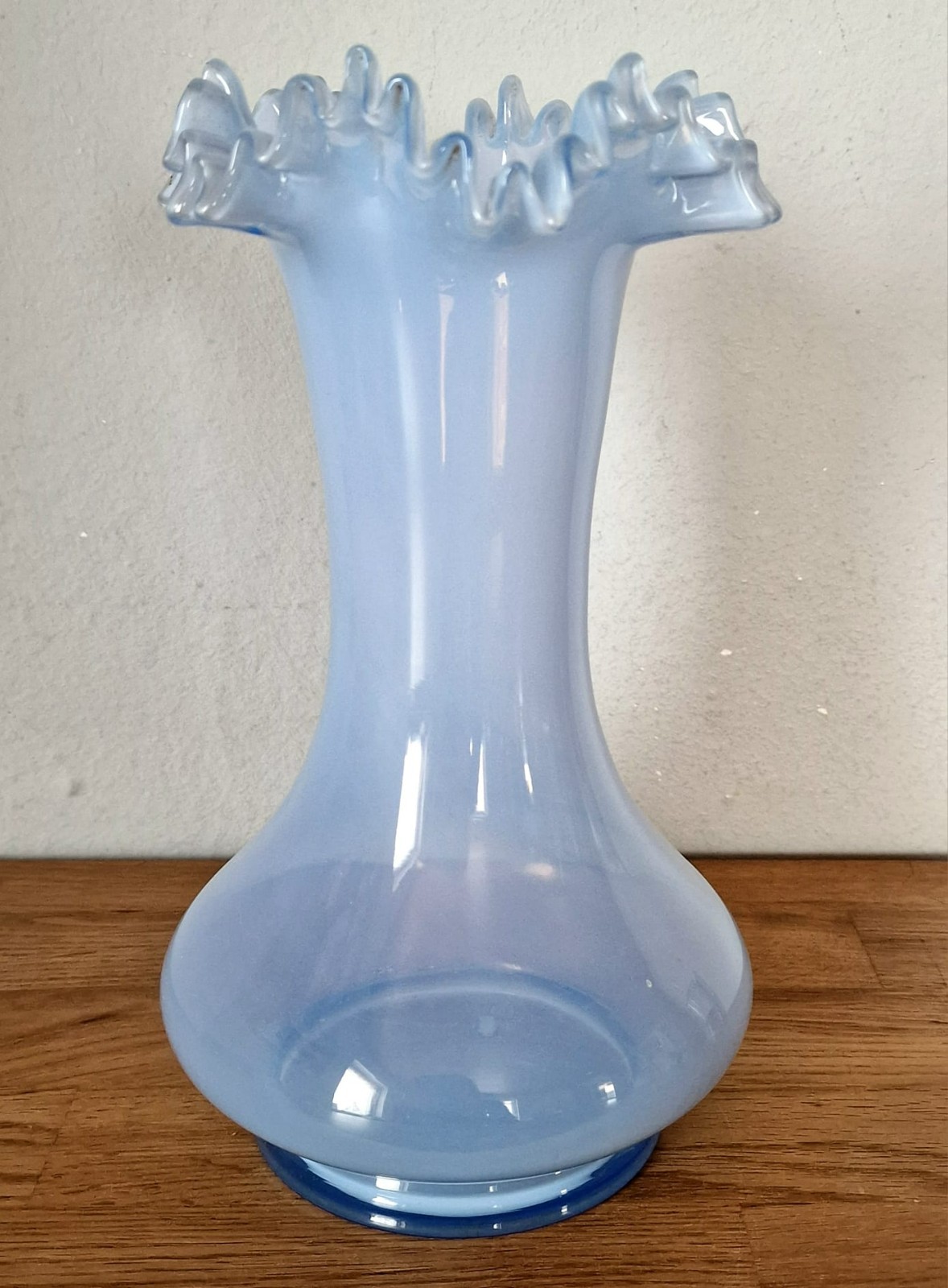 Vintage Opalglas Vase hellblau | gewellter Rand | Mid-Century Glas | Retro Deko