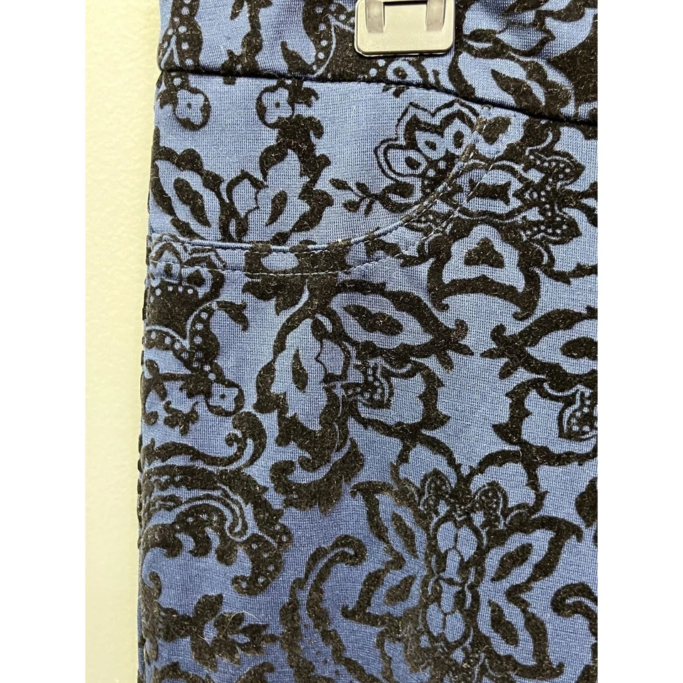 Pantalones 89TH & Madison azul/negro floral en relieve para dama talla 8 Foto 2 de 4