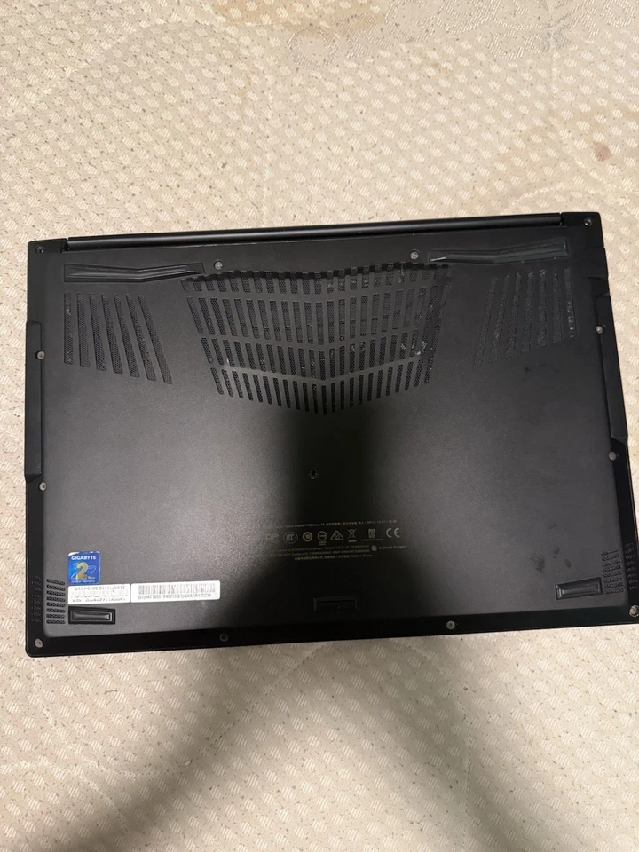 GIGABYTE Aero 15W v8-BK4 15.6" 144 Hz Intel Core i7 8va Gen 8750H PIEZAS Foto 3 de 3