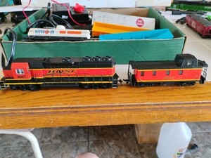HO Bachmann GP 40 Speed BNSF with Caboose, 5 Cars, Oval EZ Track Pre-owned
